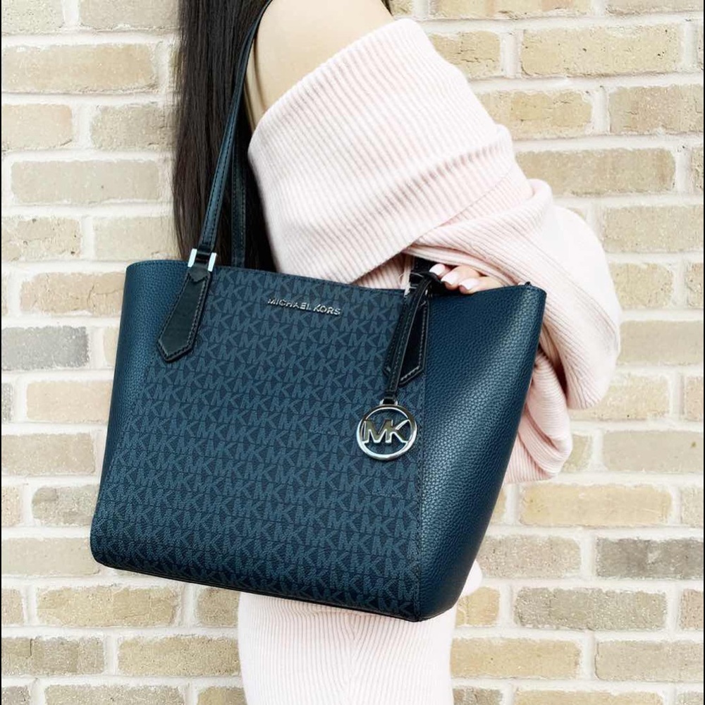 Sale ‼️‼️👜💕-NWT Michael Kors Tote - Picture 6 of 8